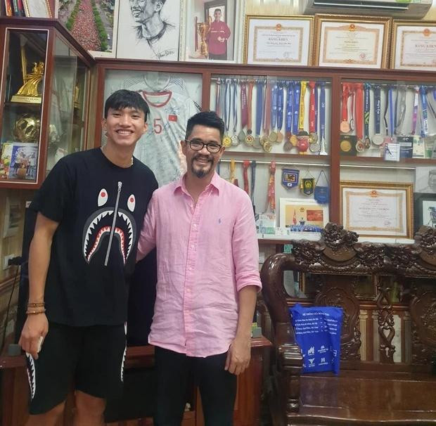 Nam cầu thủ còn chụp ảnh cực thân thiết với bố của Doãn Hải My. Nam cầu thủ còn chụp ảnh cực thân thiết với bố của Doãn Hải My.