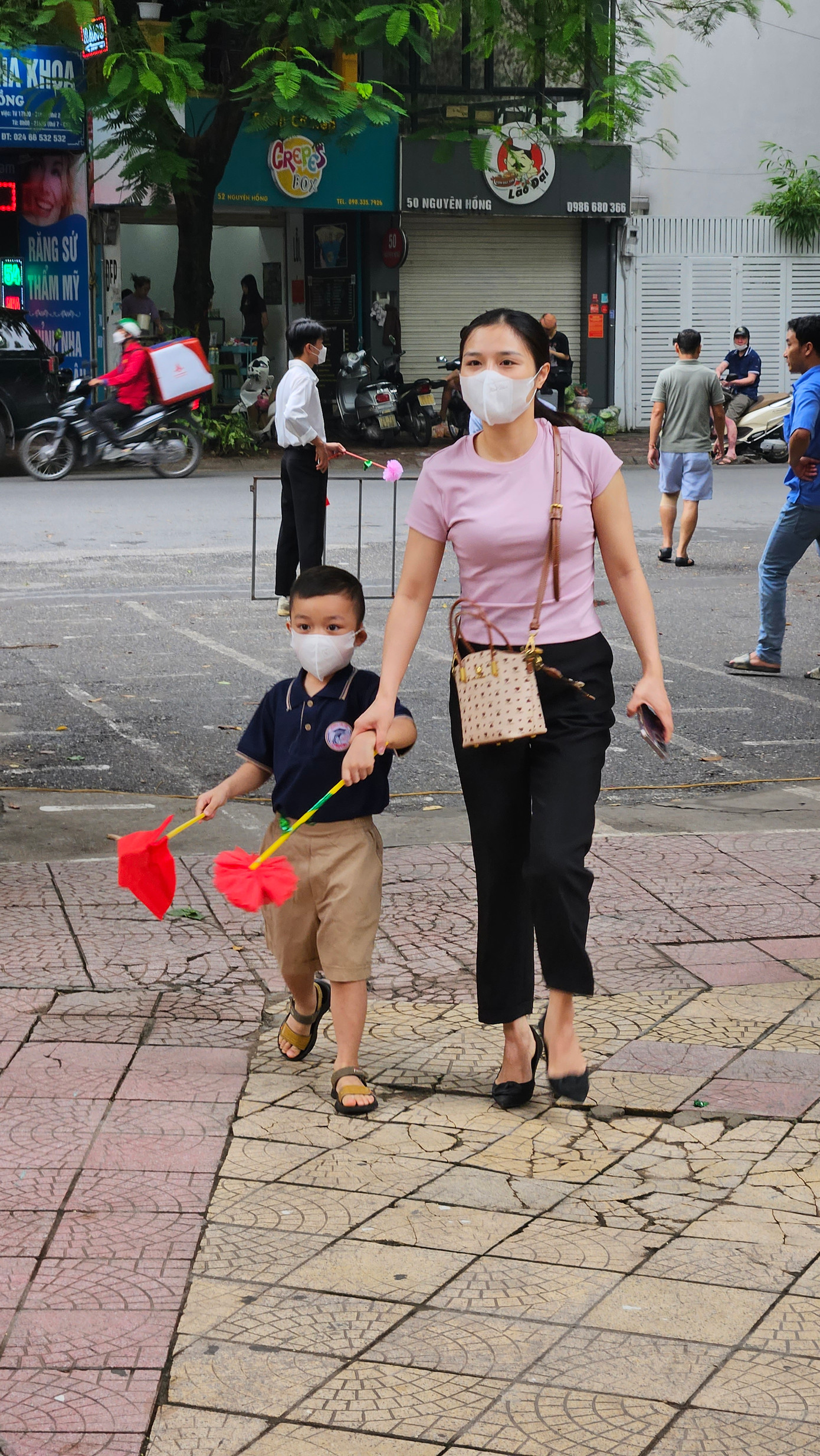 Tween được phụ huynh đưa đến trường. Tween được phụ huynh đưa đến trường.