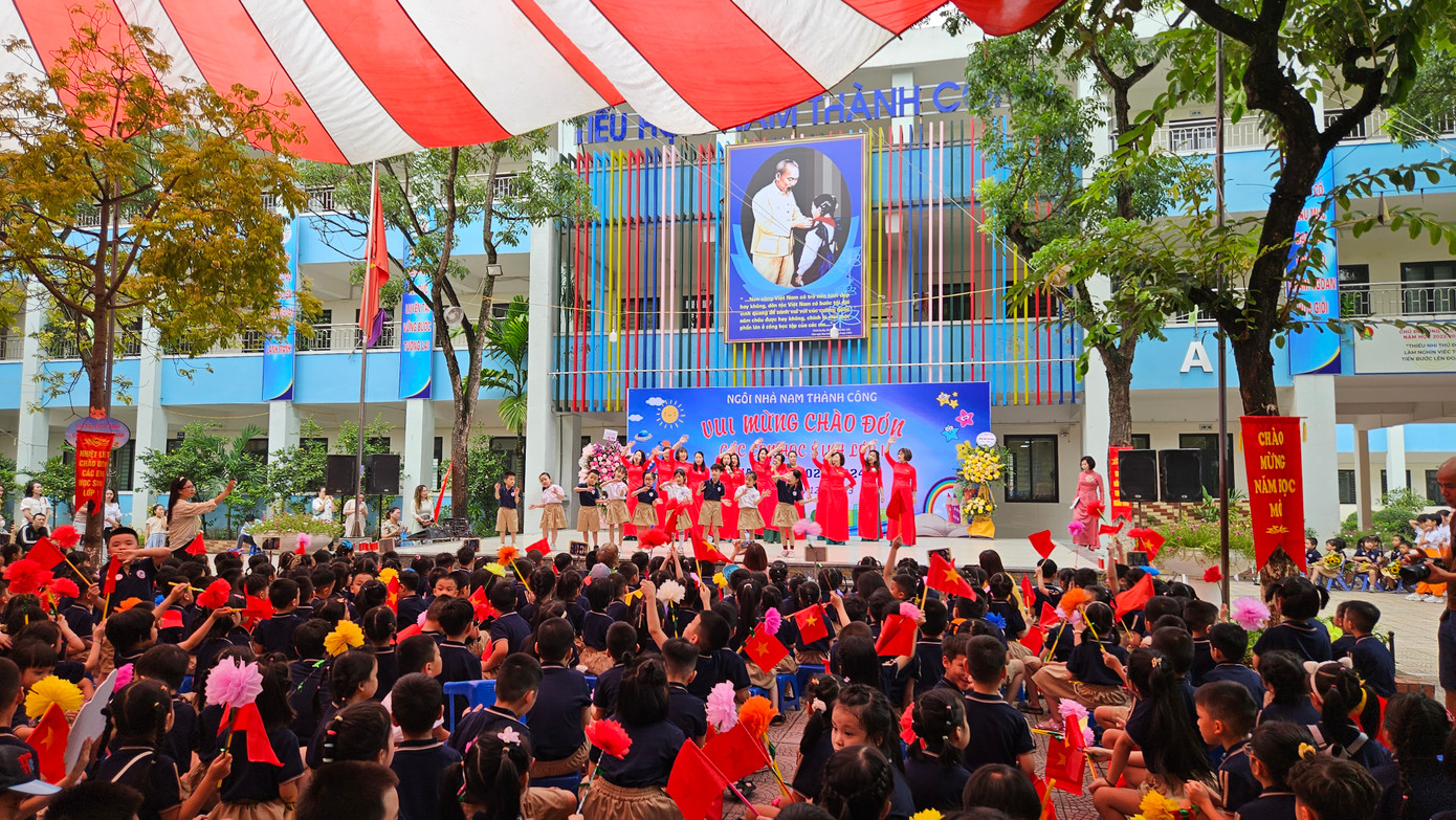 Không chỉ trên sân khấu, dưới sân cũng có nhiều bạn giơ cờ, hoa hòa chung không khí. Không chỉ trên sân khấu, dưới sân cũng có nhiều bạn giơ cờ, hoa hòa chung không khí.