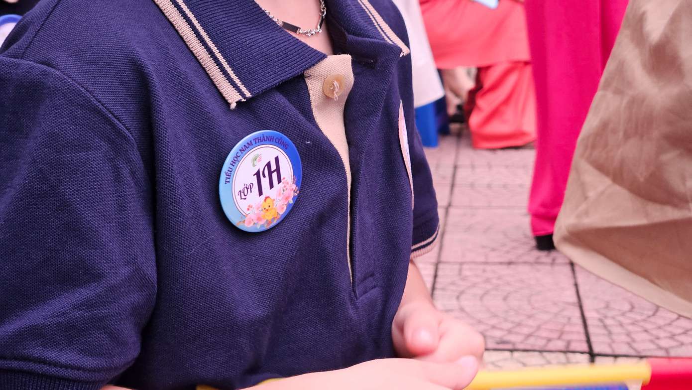 Những chiếc huy hiệu nhỏ xinh được các cô giáo cài ngay ngắn. Những chiếc huy hiệu nhỏ xinh được các cô giáo cài ngay ngắn.