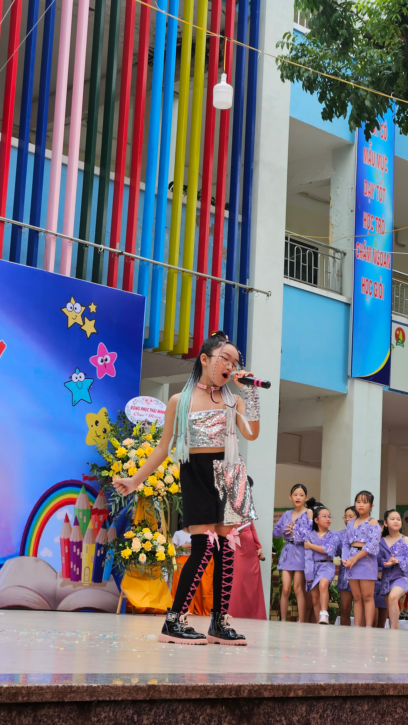 Giọng hát trong trẻo đến từ bạn học sinh khóa trên. Giọng hát trong trẻo đến từ bạn học sinh khóa trên.