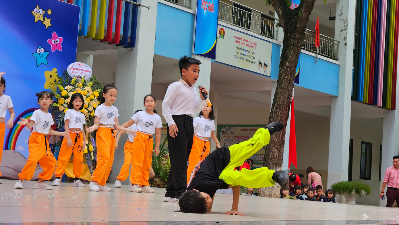 Tiết mục hát tiếng Pháp với sự tham gia của đội nhảy Hip-Hop. Tiết mục hát tiếng Pháp với sự tham gia của đội nhảy Hip-Hop.