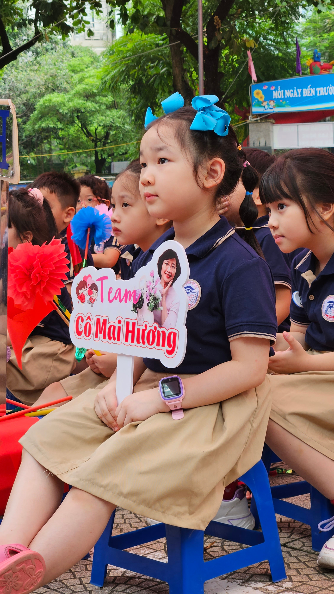 Một fan bự của cô giáo đang cầm bảng tên cổ vũ. Một fan bự của cô giáo đang cầm bảng tên cổ vũ.