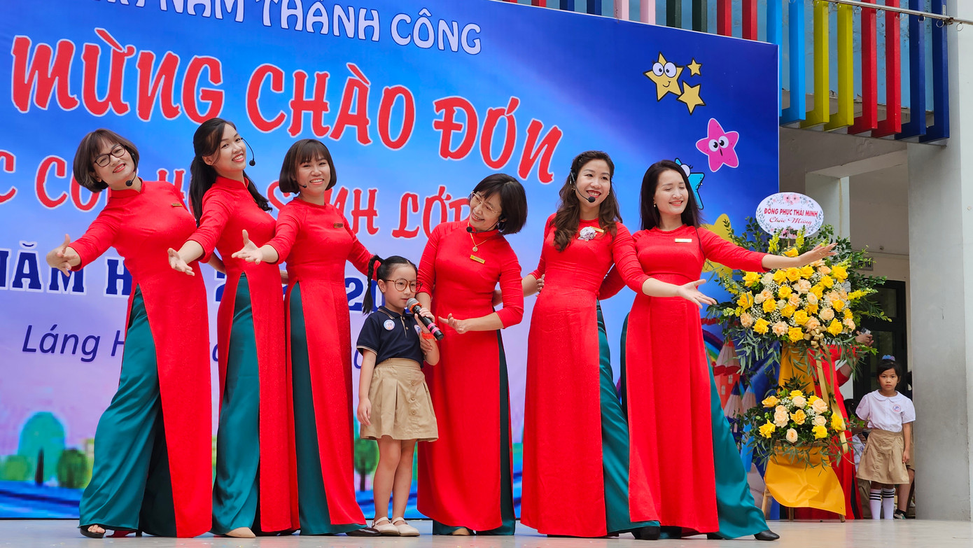 Các cô giáo chủ nhiệm biểu diễn cùng một bạn học sinh khối 1. Các cô giáo chủ nhiệm biểu diễn cùng một bạn học sinh khối 1.