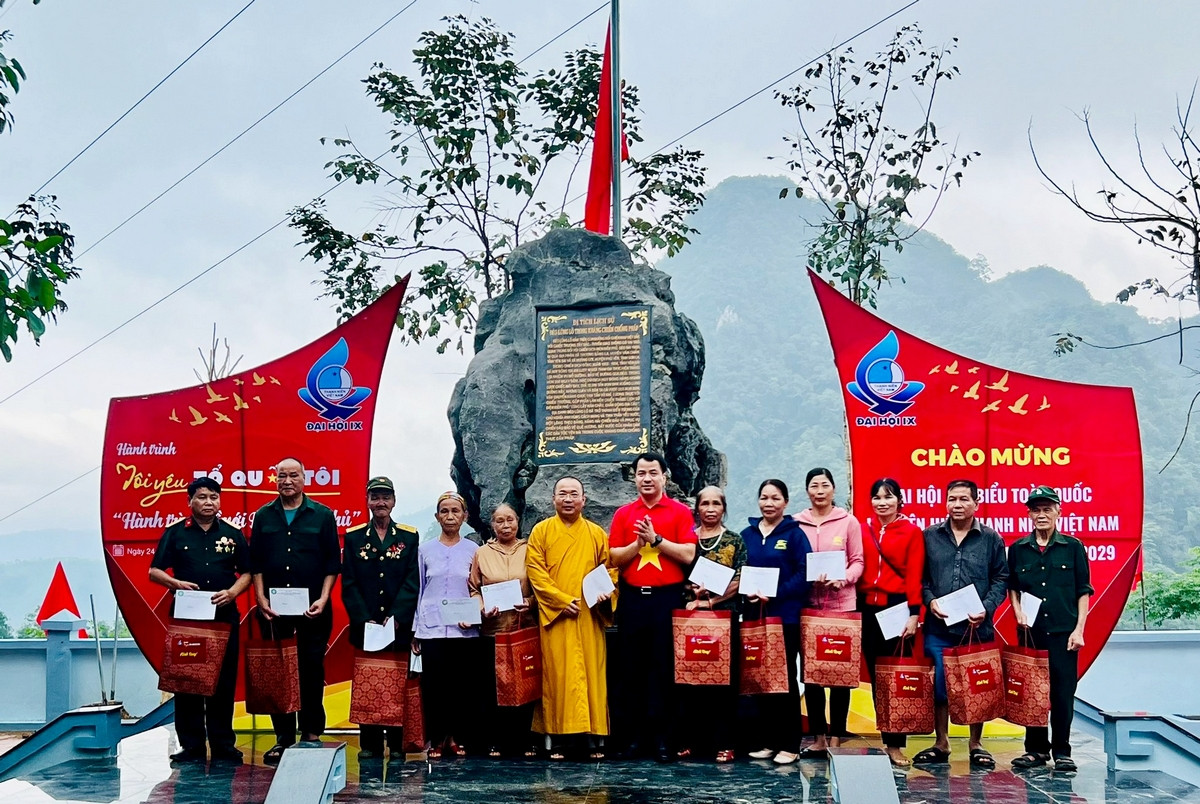 Bí thư T.Ư Đoàn Ngô Văn Cương tặng quà cho cựu chiến binh, gia đình liệt sỹ, thương binh, gia đình chính sách. Bí thư T.Ư Đoàn Ngô Văn Cương tặng quà cho cựu chiến binh, gia đình liệt sỹ, thương binh, gia đình chính sách.