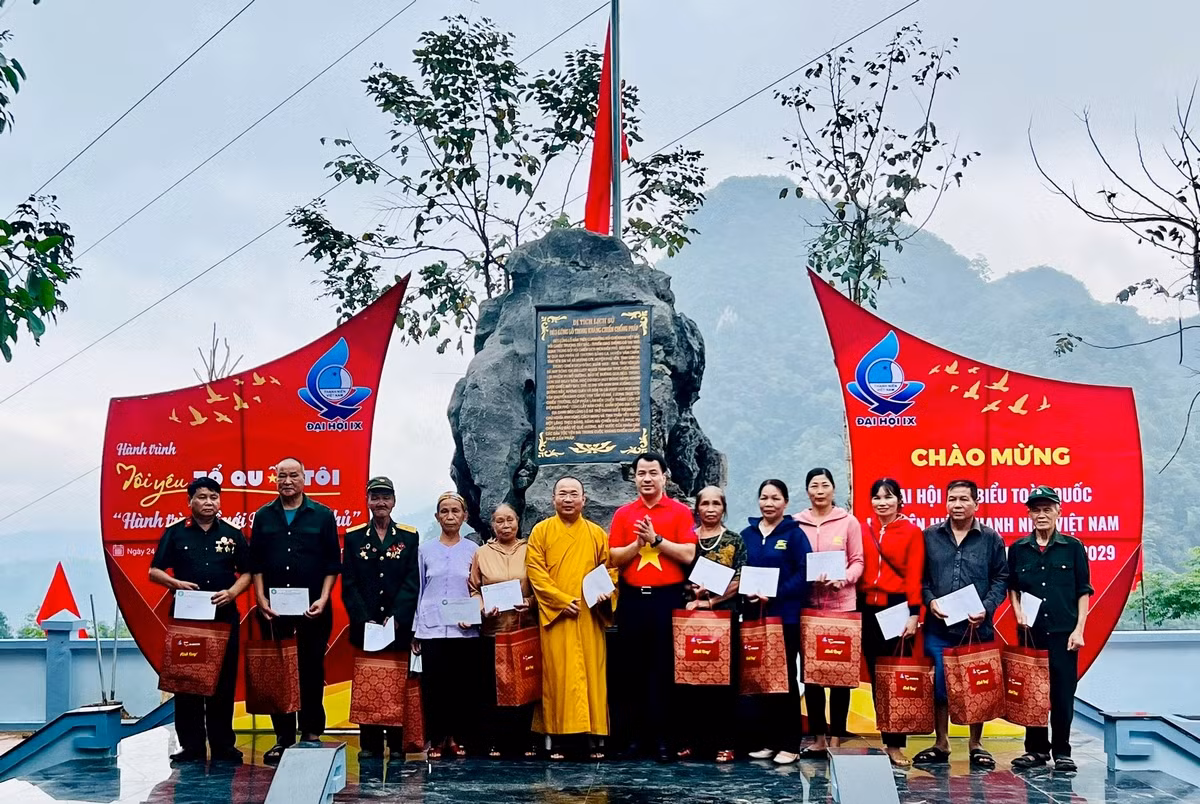 Bí thư T.Ư Đoàn Ngô Văn Cương tặng quà cho cựu chiến binh, gia đình liệt sỹ, thương binh, gia đình chính sách.