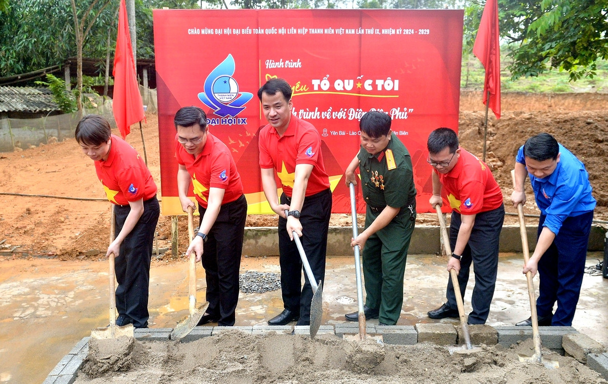 Các đại biểu thực hiện nghi thức khởi công Nhà Nhân ái tặng gia đình thương binh Hà Minh Sứng tại huyện Văn Chấn. Các đại biểu thực hiện nghi thức khởi công Nhà Nhân ái tặng gia đình thương binh Hà Minh Sứng tại huyện Văn Chấn.