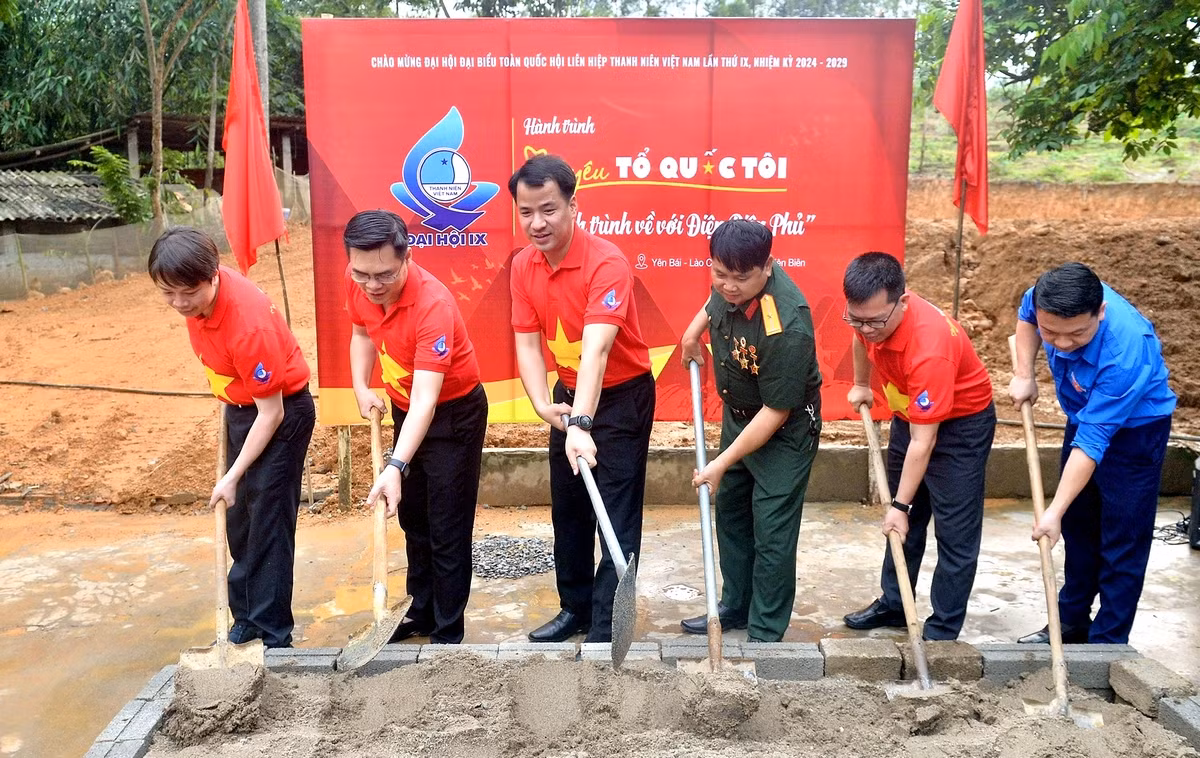 Các đại biểu thực hiện nghi thức khởi công Nhà Nhân ái tặng gia đình thương binh Hà Minh Sứng tại huyện Văn Chấn.