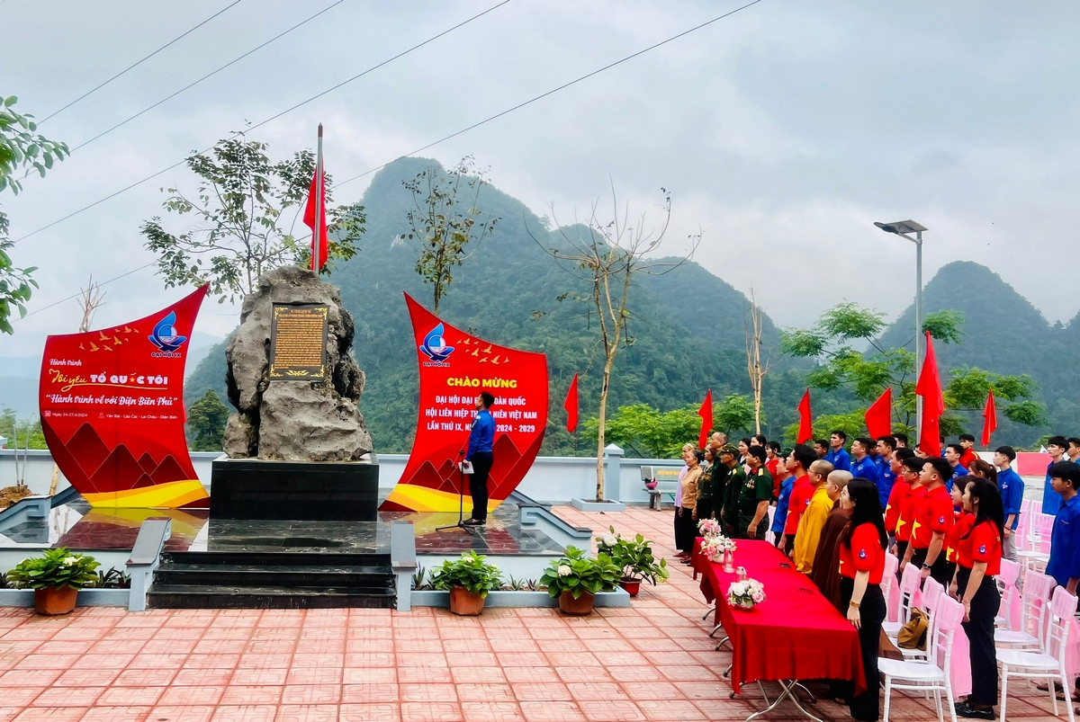 Đoàn hành trình tham gia Lễ chào cờ tại khu di tích lịch sử cấp quốc gia Đèo Lũng Lô. Đoàn hành trình tham gia Lễ chào cờ tại khu di tích lịch sử cấp quốc gia Đèo Lũng Lô.