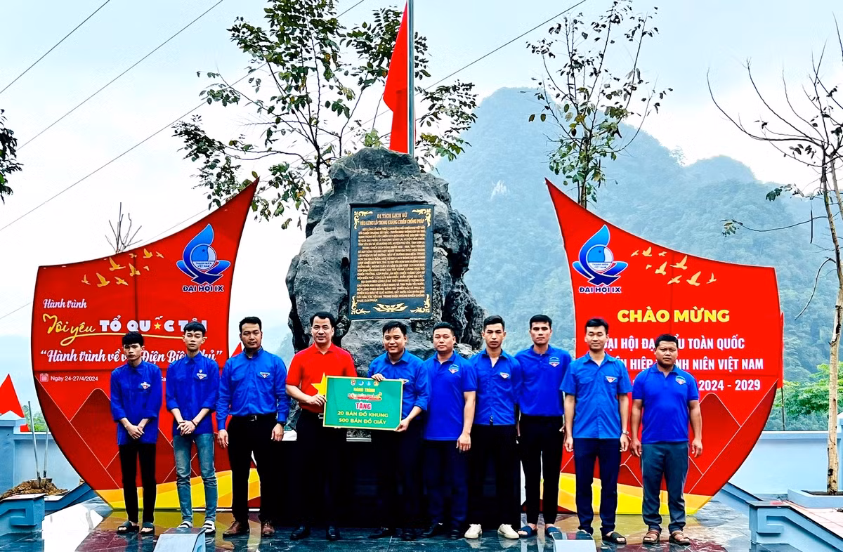 Tặng 20 bản đồ khung, 500 bản đồ giấy huyện Văn Chấn.