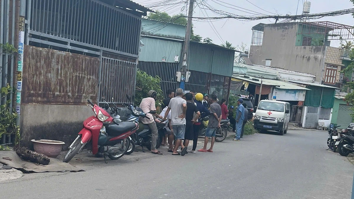 Người dân xung quanh đứng xem công an khám nghiệm hiện trường.