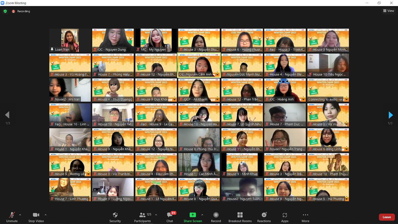 CEO Loan Trần hào hứng chia sẻ câu chuyện chọn ngành của mình cho các trại viên.