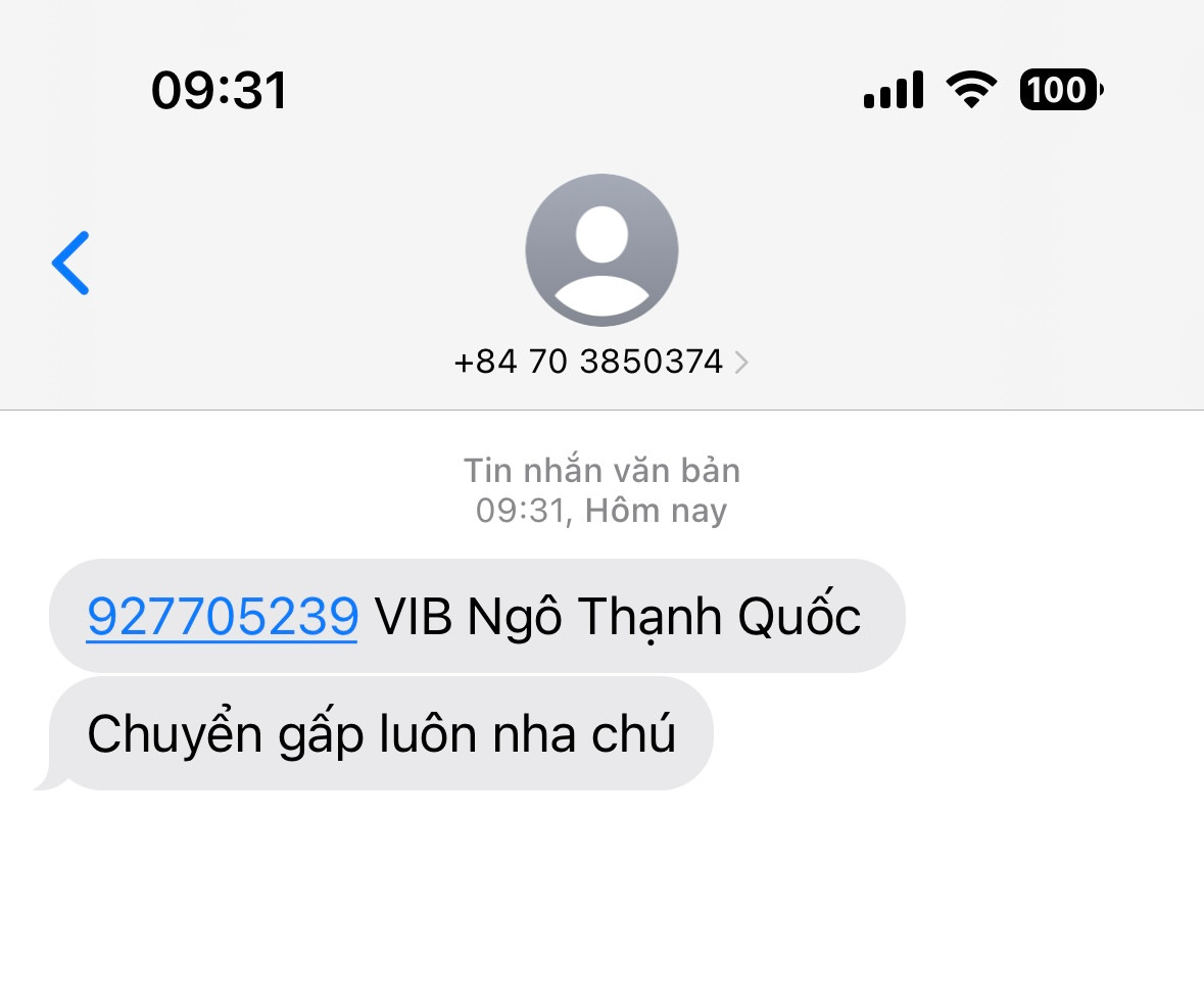 Nhà văn Hoàng Anh Tú nhận được tin nhắn yêu cầu chuyển tiền từ đối tượng lừa đảo. Nhà văn Hoàng Anh Tú nhận được tin nhắn yêu cầu chuyển tiền từ đối tượng lừa đảo.