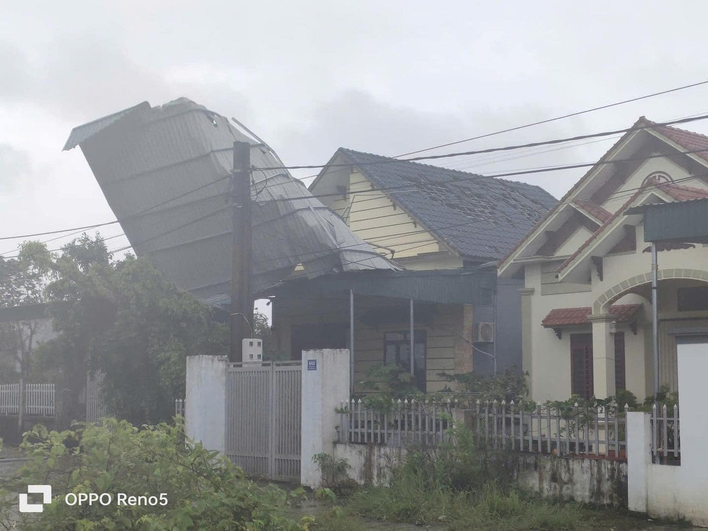 Nhiều nhà tại huyện Hải Hà, Quảng Ninh đã bị tốc mái. (Ảnh: Phạm Tùng)