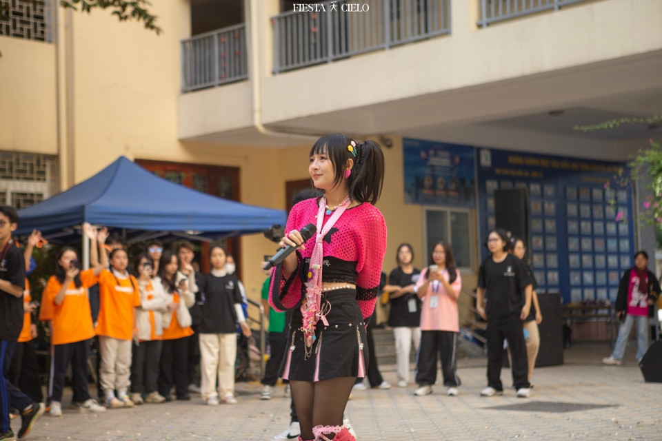 Ca sĩ Lena cùng ca khúc “Say” làm ngây ngất bao con tim tại sân trường Chuyên Sư phạm.