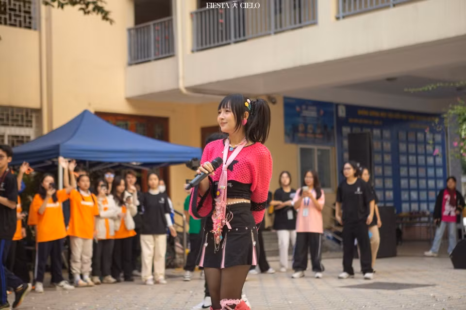 Ca sĩ Lena cùng ca khúc “Say” làm ngây ngất bao con tim tại sân trường Chuyên Sư phạm. Ca sĩ Lena cùng ca khúc “Say” làm ngây ngất bao con tim tại sân trường Chuyên Sư phạm.
