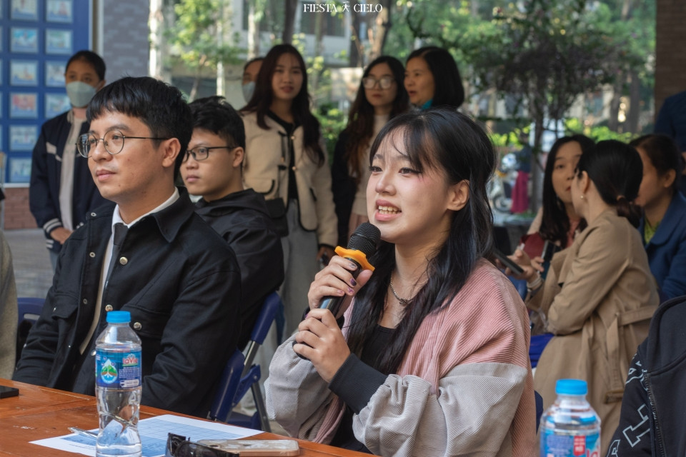 Các thầy cô góp mặt dưới vai trò những người “cầm cân nảy mực” trong ngày hội.