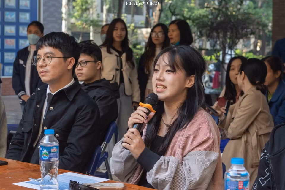 Các thầy cô góp mặt dưới vai trò những người “cầm cân nảy mực” trong ngày hội. Các thầy cô góp mặt dưới vai trò những người “cầm cân nảy mực” trong ngày hội.