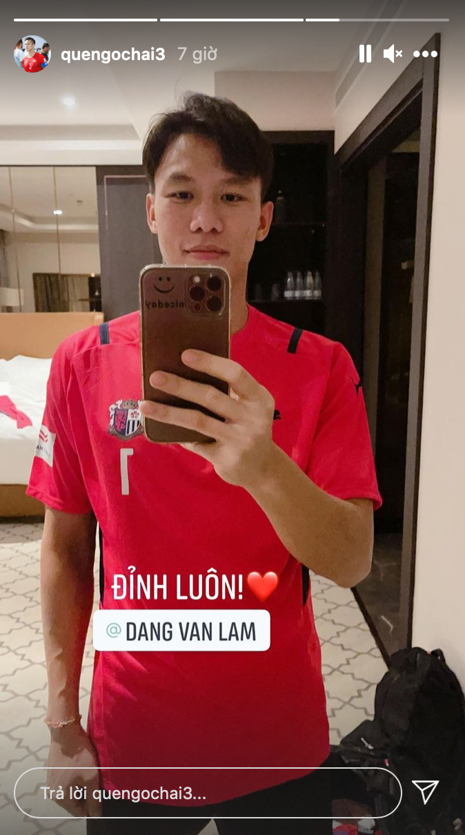 Hải Quế thì tỏ ra khá vui vẻ và không quên gắn thẻ Đặng Văn Lâm. Hải Quế thì tỏ ra khá vui vẻ và không quên gắn thẻ Đặng Văn Lâm.