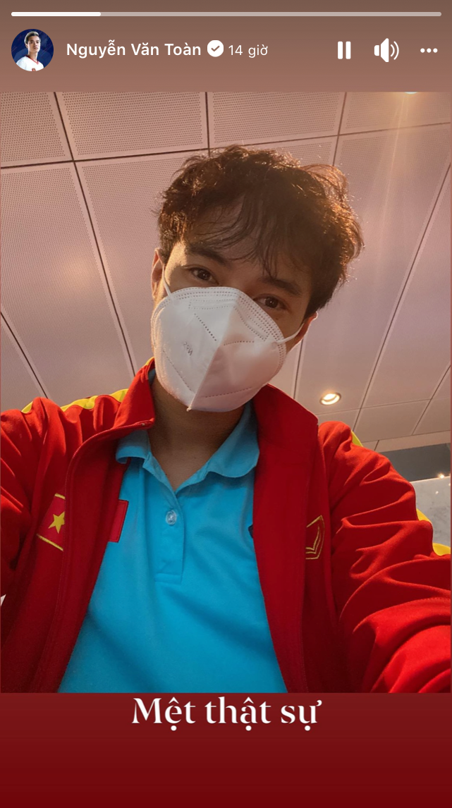 Văn Toàn bày tỏ sự mệt mỏi sau hành trình bay và thời tiết khá oi bức, nhiệt độ lên tới 42 độ C ở nơi du đấu. Văn Toàn bày tỏ sự mệt mỏi sau hành trình bay và thời tiết khá oi bức, nhiệt độ lên tới 42 độ C ở nơi du đấu.