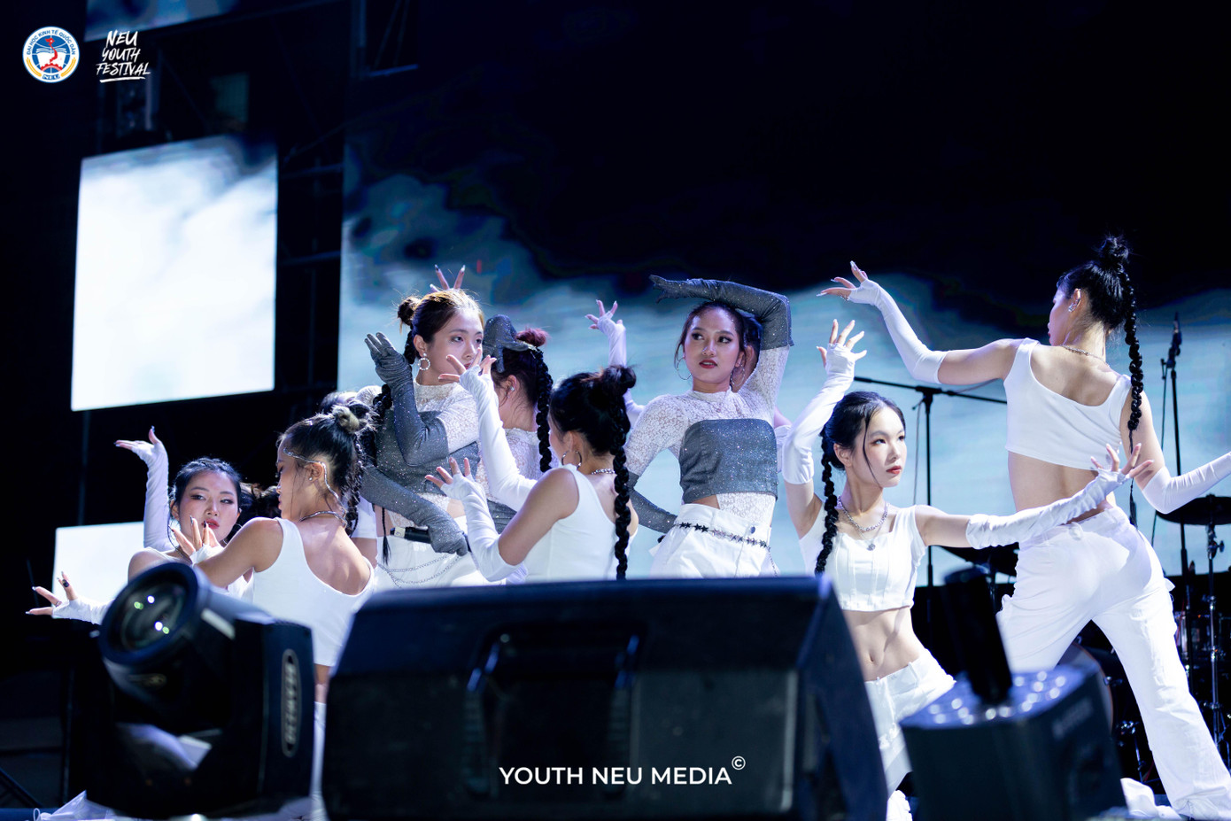 Đội văn nghệ trường ĐH Kinh tế Quốc dân. Đội văn nghệ trường ĐH Kinh tế Quốc dân.