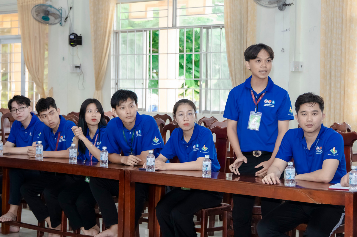 Các chiến sĩ Mùa Hè xanh báo cáo tình hình triển khai hoạt động tình nguyện. Các chiến sĩ Mùa Hè xanh báo cáo tình hình triển khai hoạt động tình nguyện.