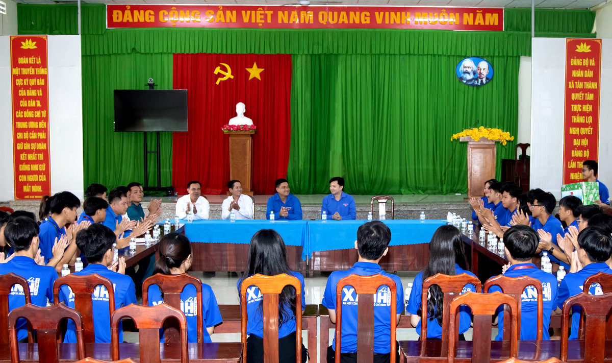 Đồng chí Nguyễn Minh Triết, Bí thư T.Ư Đoàn, Chủ tịch Hội Sinh viên Việt Nam thăm hỏi các chiến sĩ tình nguyện Mùa Hè xanh tại mặt trận xã Tân Thành. Đồng chí Nguyễn Minh Triết, Bí thư T.Ư Đoàn, Chủ tịch Hội Sinh viên Việt Nam thăm hỏi các chiến sĩ tình nguyện Mùa Hè xanh tại mặt trận xã Tân Thành.