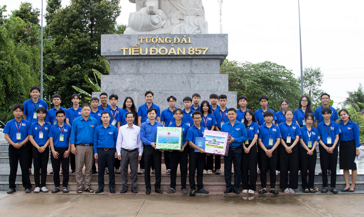 Đoàn công tác T.Ư Đoàn tặng quà cho các chiến sĩ tình nguyện. Đoàn công tác T.Ư Đoàn tặng quà cho các chiến sĩ tình nguyện.