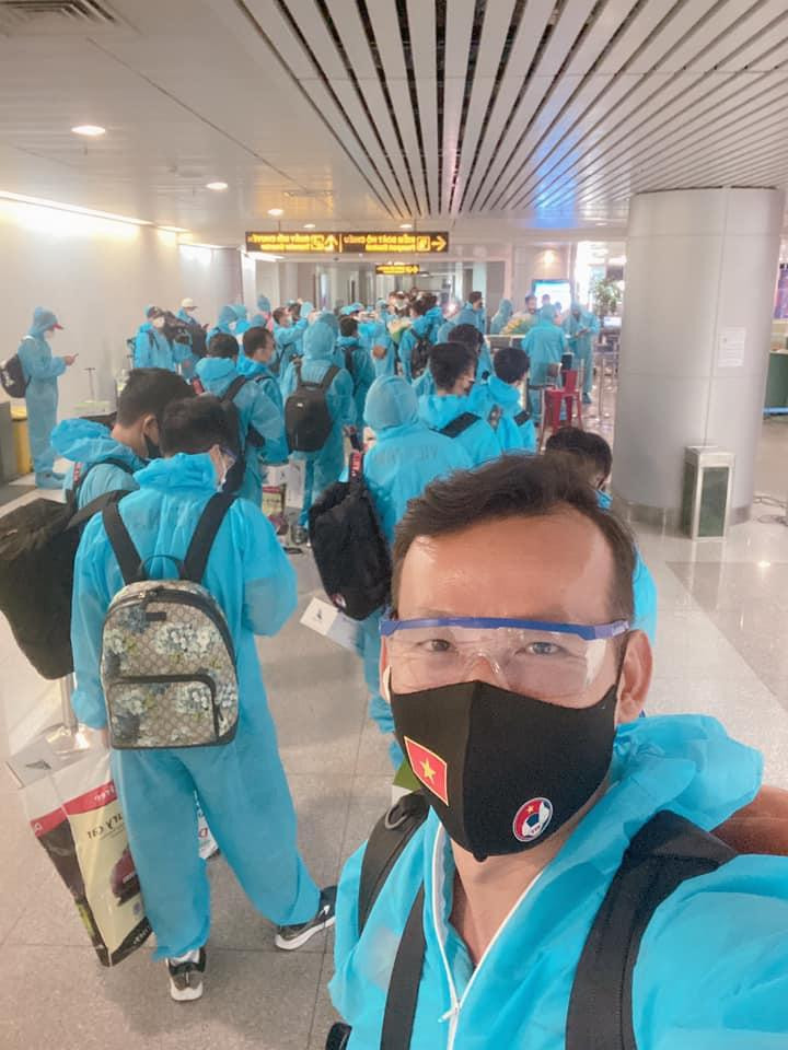 Thủ môn Tấn Trường cũng như các cầu thủ của tuyển Việt Nam bắt đầu thực hiện cách ly tại TP.HCM sau khi trở về từ Dubai. (Ảnh: FBNV)