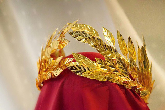 Cận cảnh vòng nguyệt quế mạ vàng, được chế tác thủ công dành riêng cho nhà vô địch Đường Lên Đỉnh Olympia năm nay. (Ảnh: NTK Đỗ Vân Trí) Cận cảnh vòng nguyệt quế mạ vàng, được chế tác thủ công dành riêng cho nhà vô địch Đường Lên Đỉnh Olympia năm nay. (Ảnh: NTK Đỗ Vân Trí)