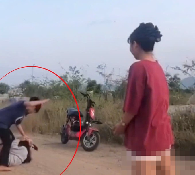 Hình ảnh từ vụ nữ sinh lớp 8 bị nhóm bạn đánh tại phường Bình Định vào ngày 23/3.