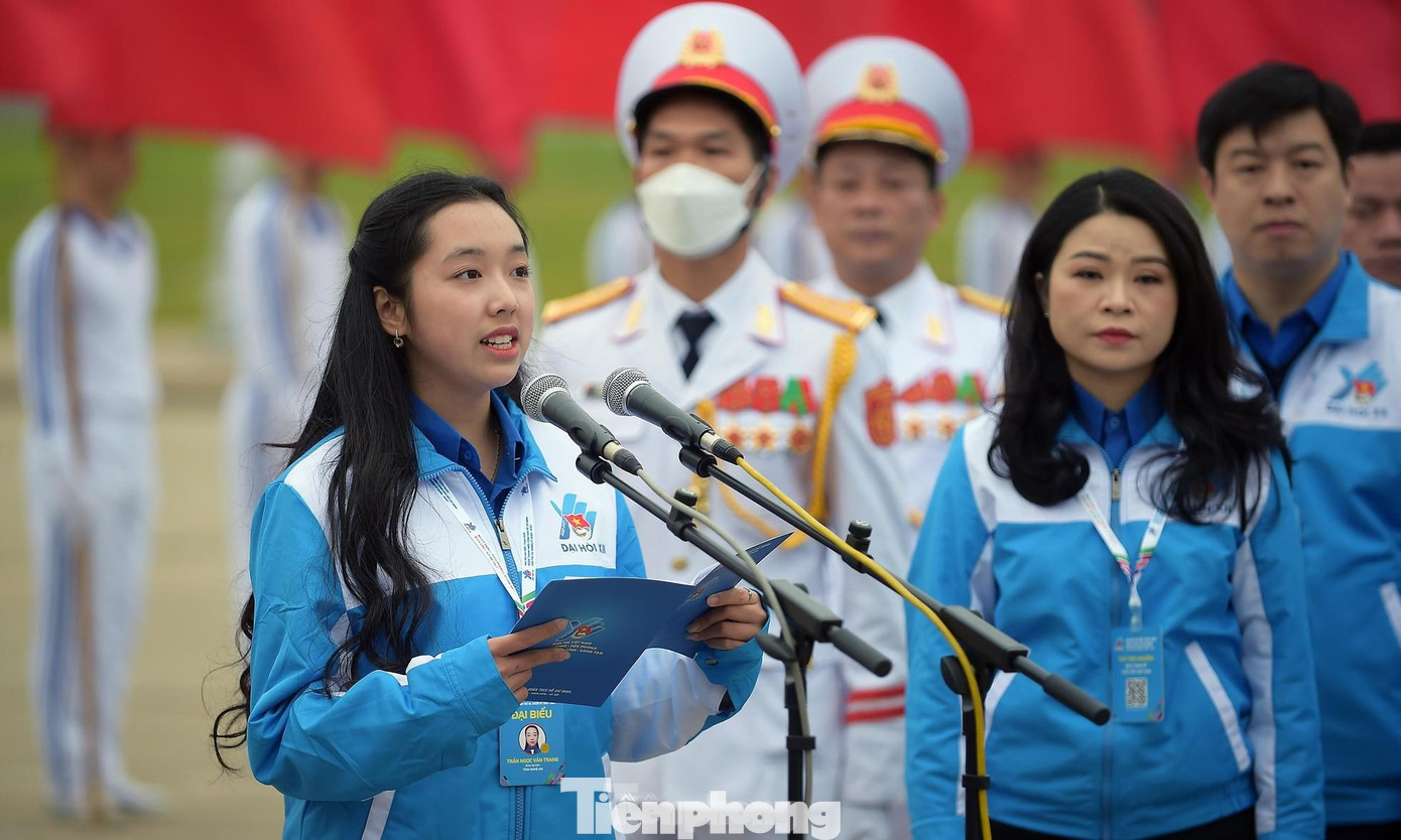 Nữ sinh 2K6 đảm nhiệm vai trò dẫn chương trình lễ báo công. (Ảnh: Xuân Tùng/ TPO)