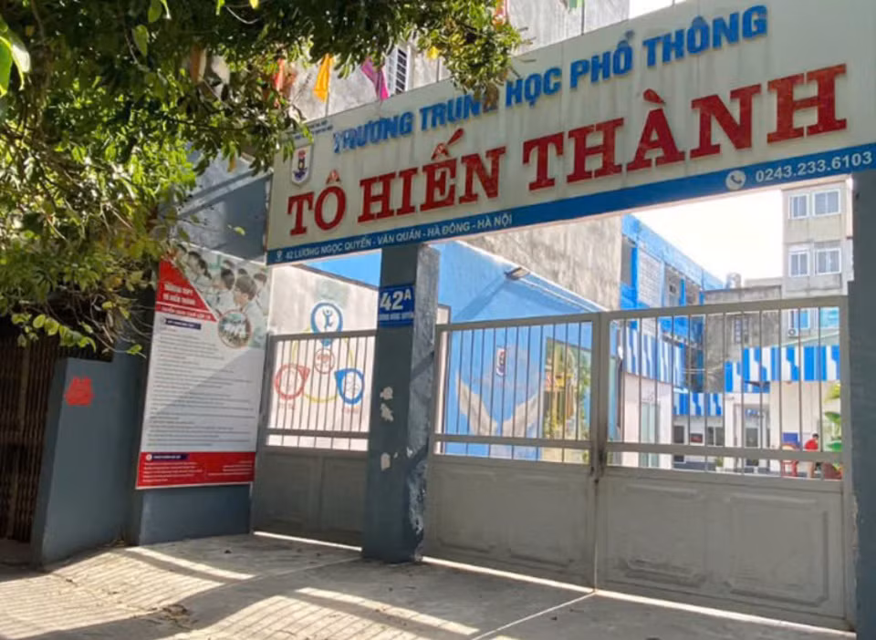 Bà Nguyễn Thị Ánh Tuyết, Hiệu trưởng Trường THPT Tô Hiến Thành thừa nhận nhà trường đã sai vì tuyển sinh khi chưa được Sở GD&ĐT Hà Nội cấp chỉ tiêu. Bà Nguyễn Thị Ánh Tuyết, Hiệu trưởng Trường THPT Tô Hiến Thành thừa nhận nhà trường đã sai vì tuyển sinh khi chưa được Sở GD&ĐT Hà Nội cấp chỉ tiêu.
