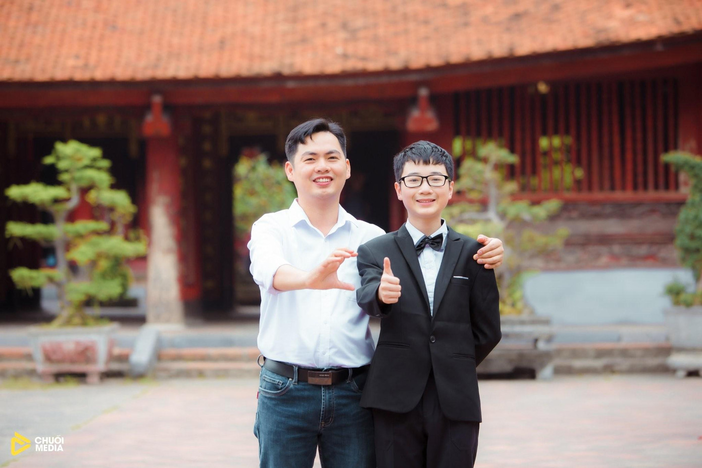 Thầy Cẩn 3 năm liên tiếp đều chủ nhiệm một lớp có tất cả học sinh cùng đỗ chuyên. Thầy Cẩn 3 năm liên tiếp đều chủ nhiệm một lớp có tất cả học sinh cùng đỗ chuyên.