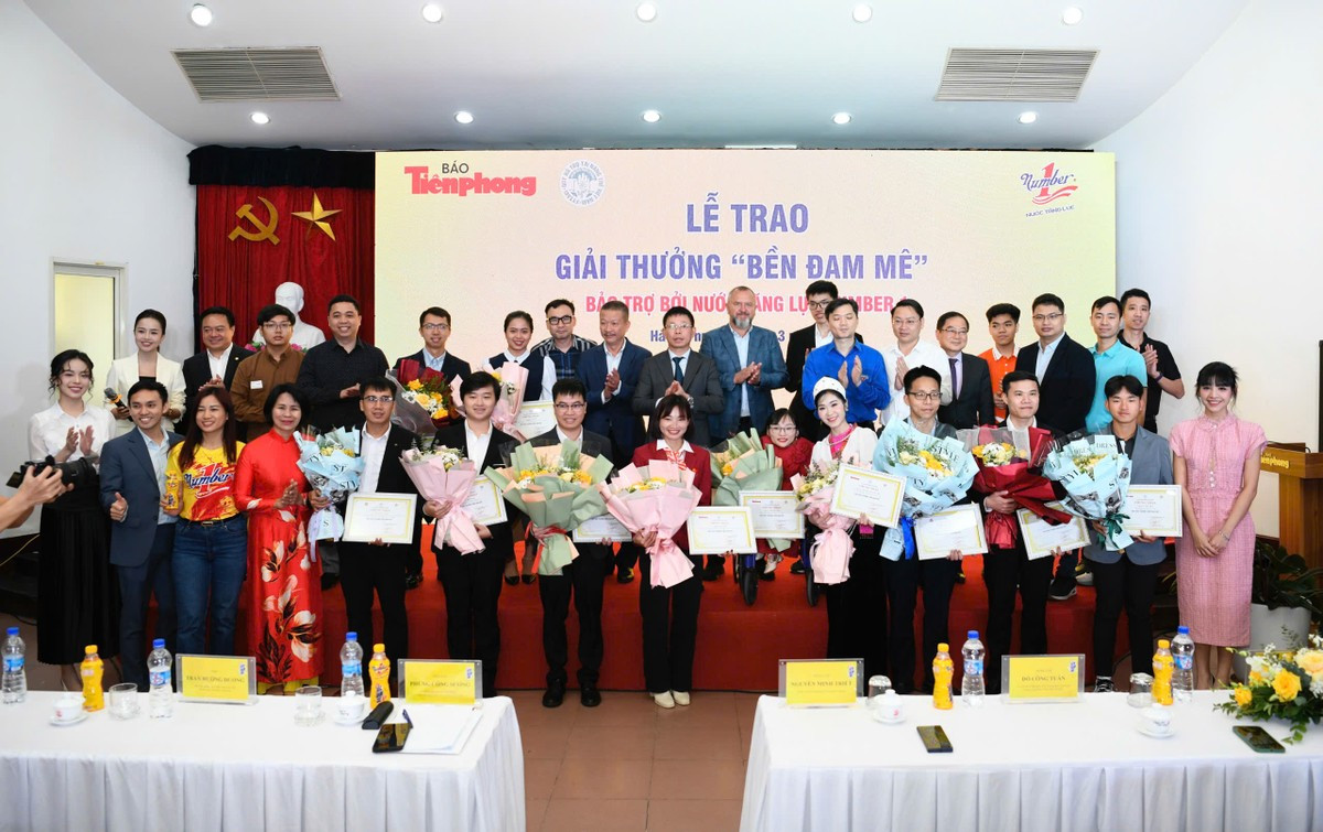 Các đại biểu, thành viên BTC và cá nhân đạt giải thưởng chụp ảnh lưu niệm tại chương trình.