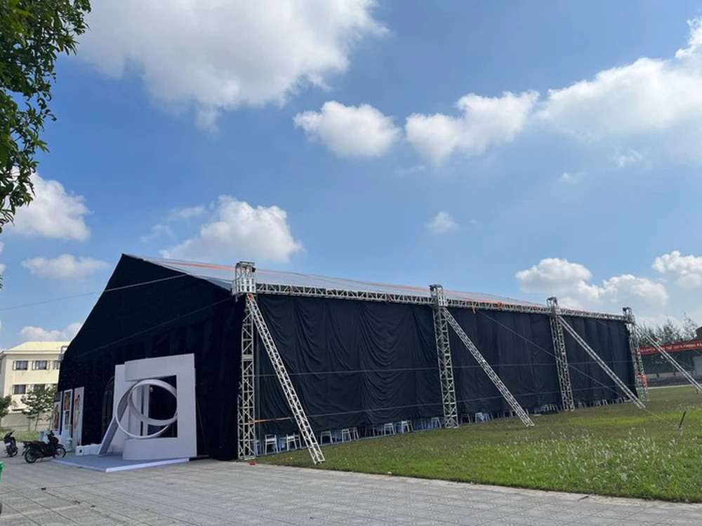 Rạp cưới của cặp đôi nhìn từ bên ngoài.