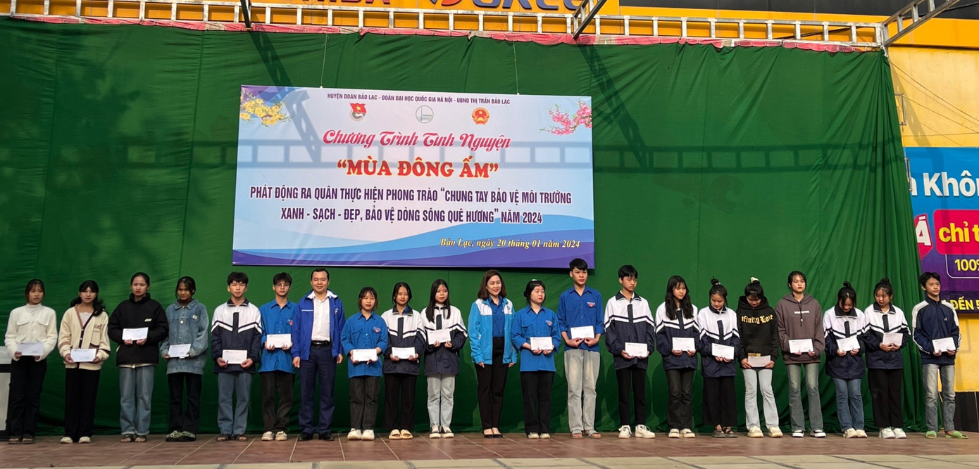 TS. Nguyễn Minh Trường - Phó Trưởng Ban Tuyên giáo Đảng ủy, Phó Trưởng Ban Chính trị và Công tác Học Sinh Sinh viên ĐH Quốc gia Hà Nội và đồng chí Hứa Thanh Hoa - Ủy viên Ban Chấp hành Trung ương Đoàn, Bí thư Đoàn Thanh niên, Phó Trưởng Ban Chính trị và Công tác Học sinh Sinh viên ĐH Quốc gia Hà Nội trao tặng 26 suất quà, mỗi suất trị giá 500.000đ tiền mặt cho các em học sinh có hoàn cảnh khó khăn.