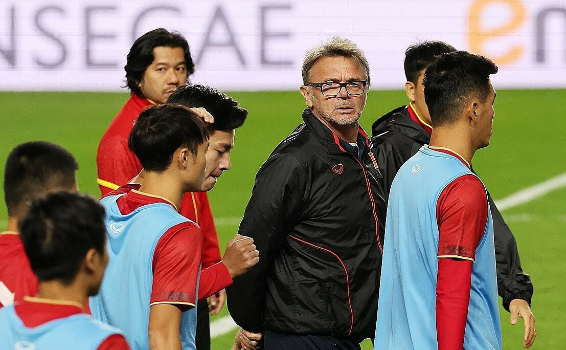 HLV Philippe Troussier (áo đen) sẽ kết thúc quá trình thử nghiệm ở tuyển Việt Nam sau trận gặp Hàn Quốc. (Ảnh: Yonhap)