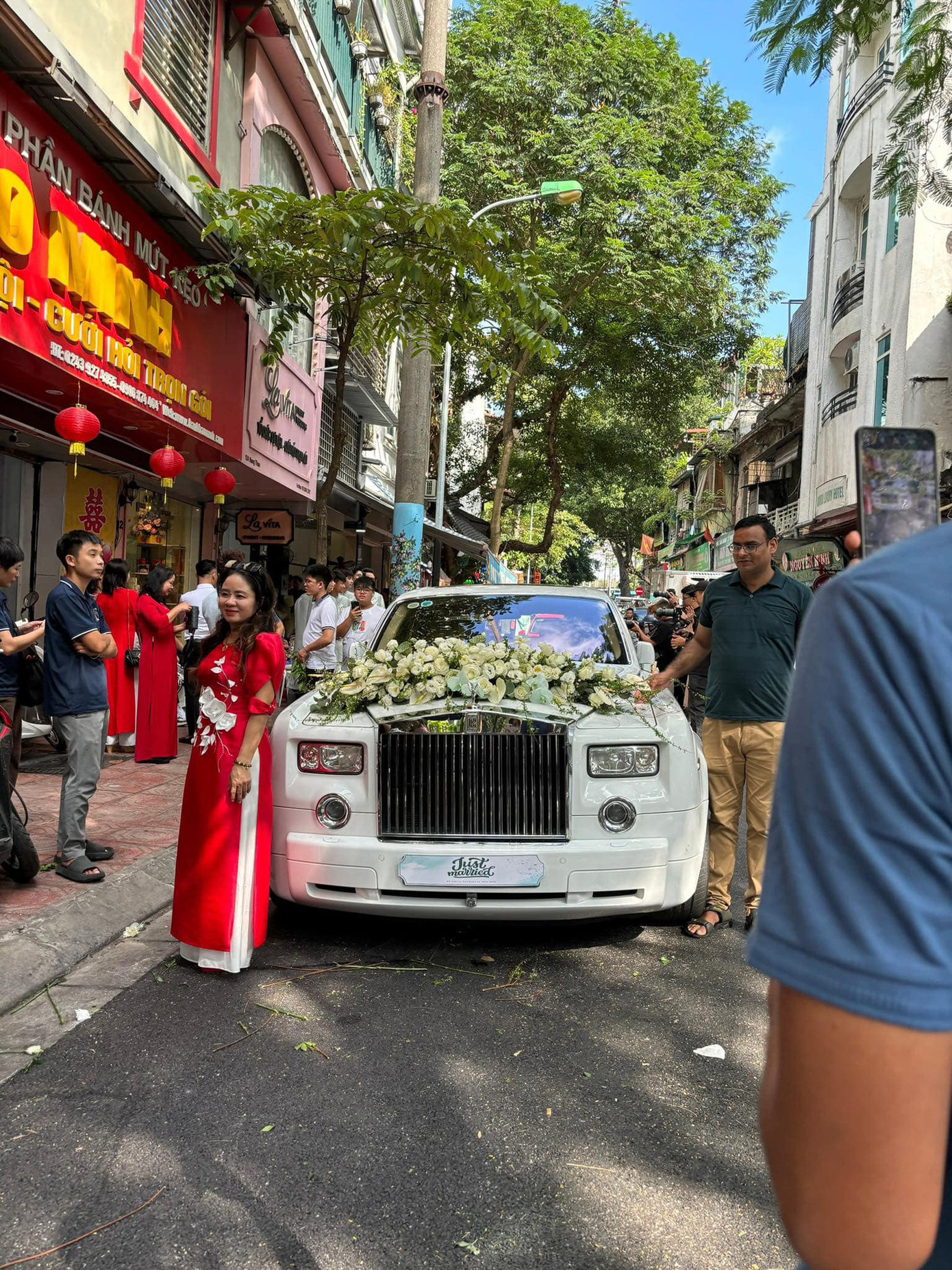 Khoảng 10h sáng nay, Đoàn Văn Hậu đã có mặt ở gần nhà gái. Nam cầu thủ sinh năm 1999 dùng chiếc siêu xe Rolls-Royce Phantom màu trắng để đón cô dâu. Khoảng 10h sáng nay, Đoàn Văn Hậu đã có mặt ở gần nhà gái. Nam cầu thủ sinh năm 1999 dùng chiếc siêu xe Rolls-Royce Phantom màu trắng để đón cô dâu.