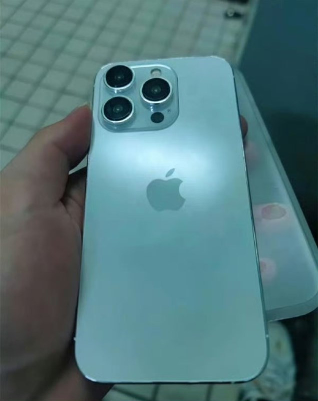 Mặt sau của mô hình iPhone 15 Pro. (Ảnh: Ice Universe)
