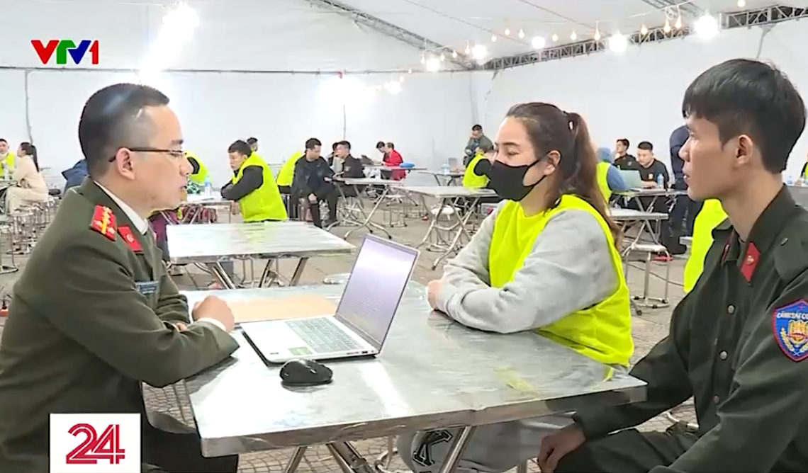 Đối tượng Nguyễn Thị Phương (ngồi giữa). Ảnh: VTV24. Đối tượng Nguyễn Thị Phương (ngồi giữa). Ảnh: VTV24.