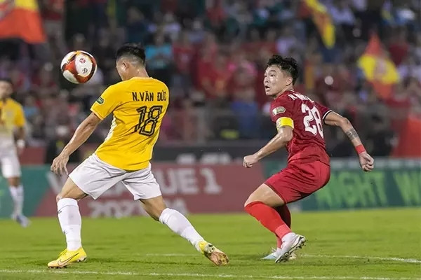 Trung Học (phải) là một trong 5 cầu thủ Hà Tĩnh liên quan tới vụ việc sử dụng chất cấm. Trung Học (phải) là một trong 5 cầu thủ Hà Tĩnh liên quan tới vụ việc sử dụng chất cấm.