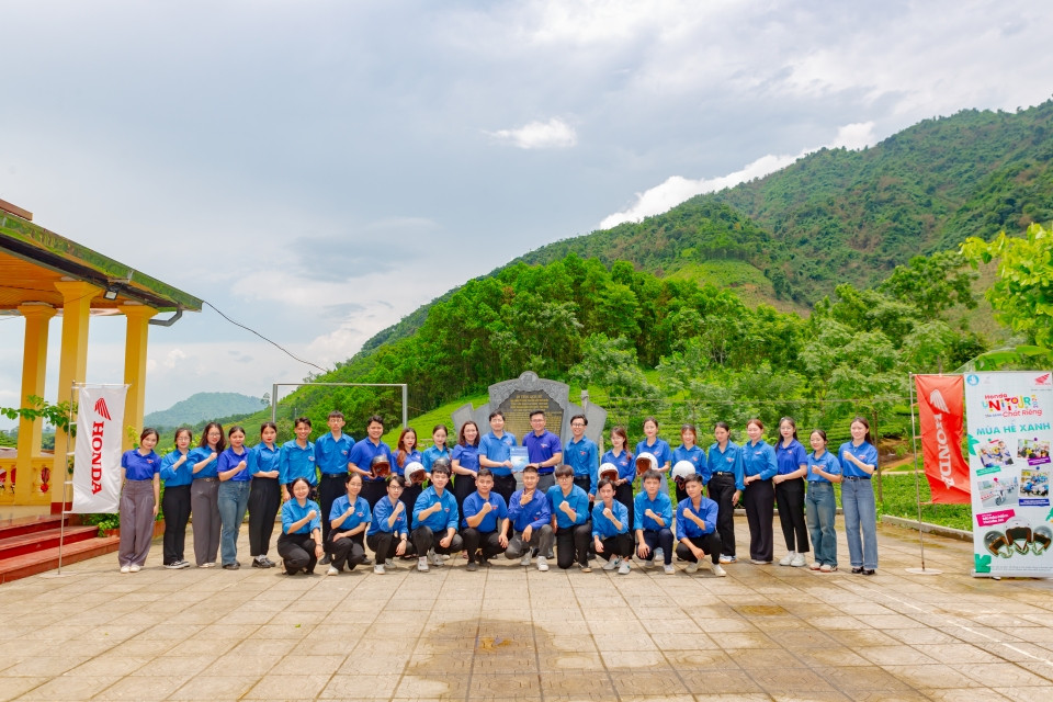 Đội hình sinh viên tình nguyện trong chiến dịch Honda UNI TOUR x MÙA HÈ XANH 2024. Đội hình sinh viên tình nguyện trong chiến dịch Honda UNI TOUR x MÙA HÈ XANH 2024.