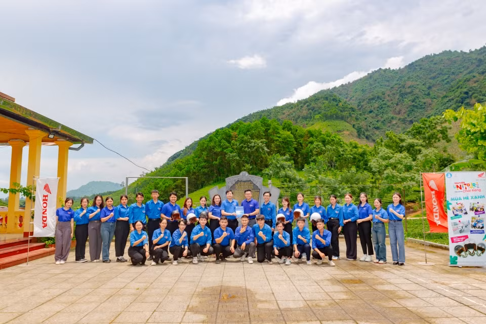 Đội hình sinh viên tình nguyện trong chiến dịch Honda UNI TOUR x MÙA HÈ XANH 2024.