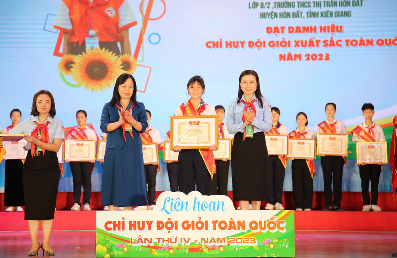 Đồng chí Nguyễn Thị Mai Hoa, Phó Chủ nhiệm Ủy ban Văn hóa, Giáo dục của Quốc hội và đồng chí Nguyễn Phạm Duy Trang, Bí thư T.Ư Đoàn, Chủ tịch Hội đồng Đội T.Ư trao Bằng khen của BCH Trung ương Đoàn cho các Chỉ huy Đội có thành tích xuất sắc tại Liên hoan. Đồng chí Nguyễn Thị Mai Hoa, Phó Chủ nhiệm Ủy ban Văn hóa, Giáo dục của Quốc hội và đồng chí Nguyễn Phạm Duy Trang, Bí thư T.Ư Đoàn, Chủ tịch Hội đồng Đội T.Ư trao Bằng khen của BCH Trung ương Đoàn cho các Chỉ huy Đội có thành tích xuất sắc tại Liên hoan.