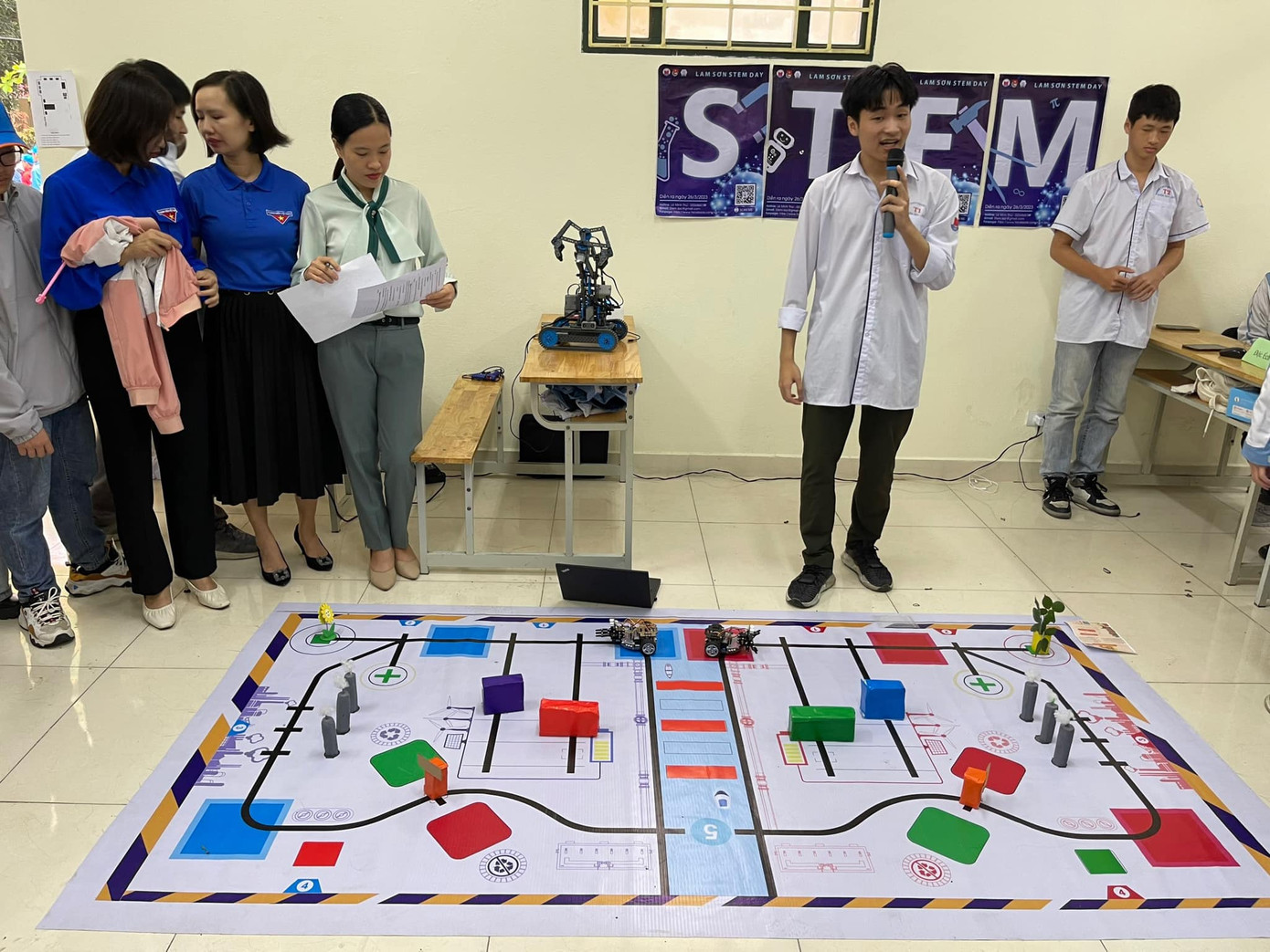 Đoàn trường THPT chuyên Lam Sơn đã thành lập và bảo trợ hoạt động cho 14 câu lạc bộ trong nhiều lĩnh vực khác nhau.