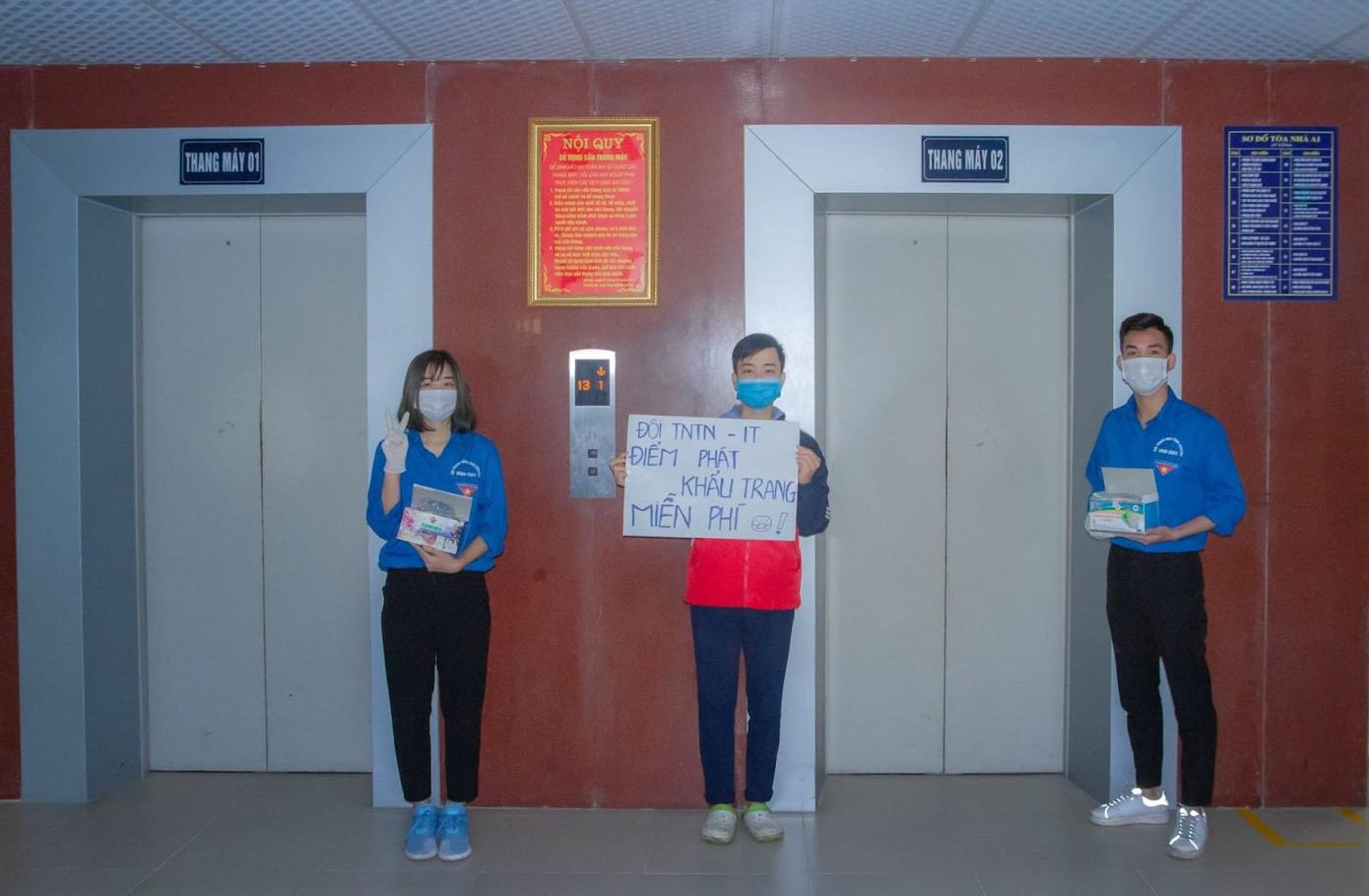 Nam sinh viên góp sức trong các hoạt động phòng chống dịch COVID-19. Nam sinh viên góp sức trong các hoạt động phòng chống dịch COVID-19.