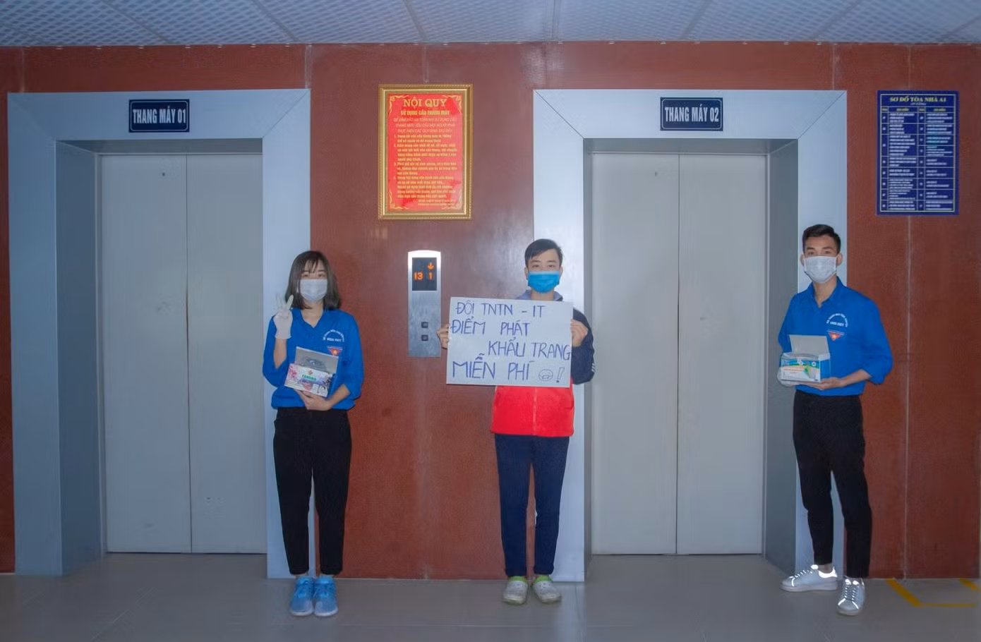 Nam sinh viên góp sức trong các hoạt động phòng chống dịch COVID-19.