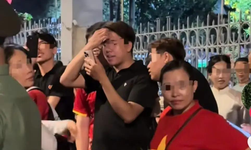 Nhóm thanh niên có hành vi thô lỗ với cựu chiến binh khiến dư luận bức xúc. (Ảnh cắt từ clip) Nhóm thanh niên có hành vi thô lỗ với cựu chiến binh khiến dư luận bức xúc. (Ảnh cắt từ clip)