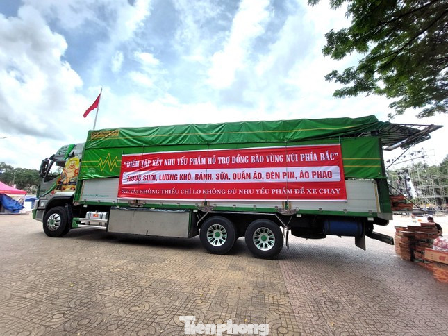 Chuyến xe 0 đồng tại tỉnh Đắk Lắk nhận nhu yếu phẩm để ủng hộ người dân bị ảnh hưởng của cơn bão số 3. (Ảnh: TPO) Chuyến xe 0 đồng tại tỉnh Đắk Lắk nhận nhu yếu phẩm để ủng hộ người dân bị ảnh hưởng của cơn bão số 3. (Ảnh: TPO)